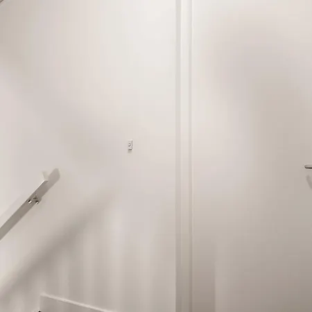 Modern 2 Bedroom In Center With Free Parking *