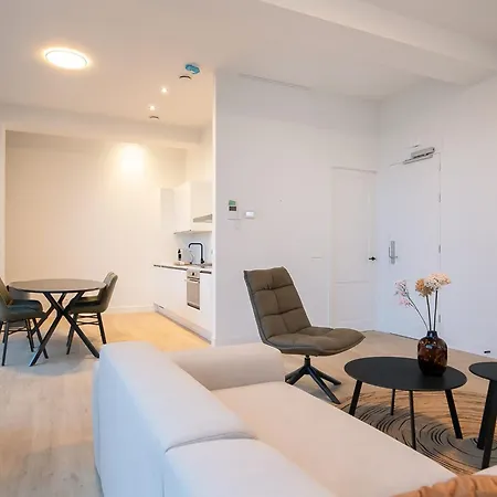Modern 2 Bedroom In Center With Free Parking 아파트 *