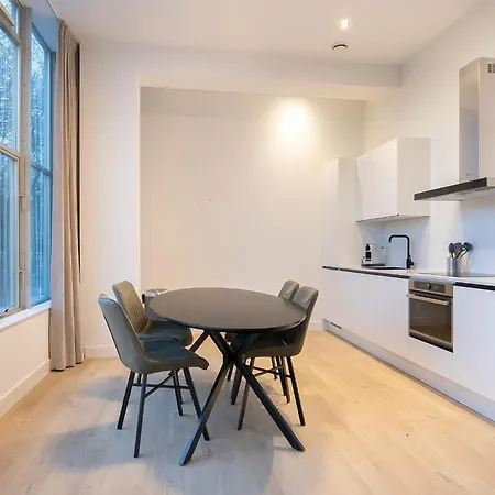 Modern 2 Bedroom In Center With Free Parking *