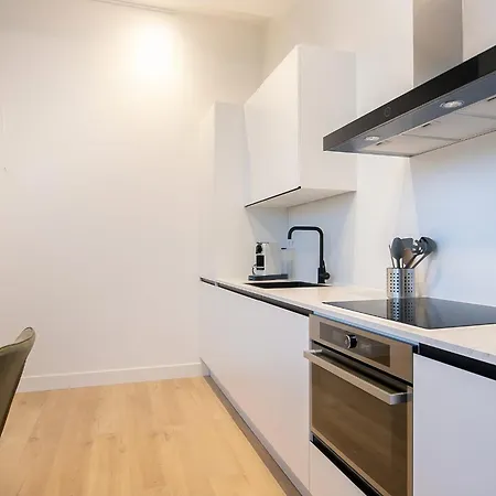 Modern 2 Bedroom In Center With Free Parking 아파트
