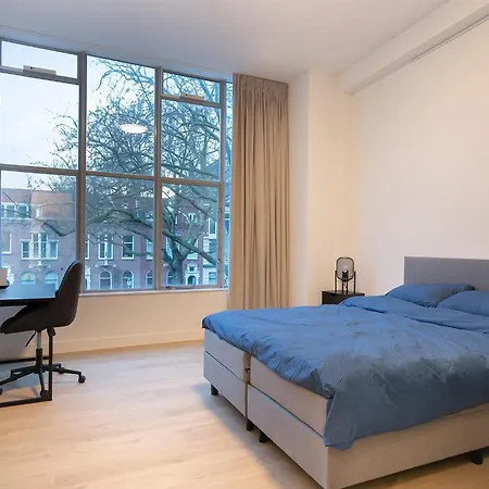 Modern 2 Bedroom In Center With Free Parking *