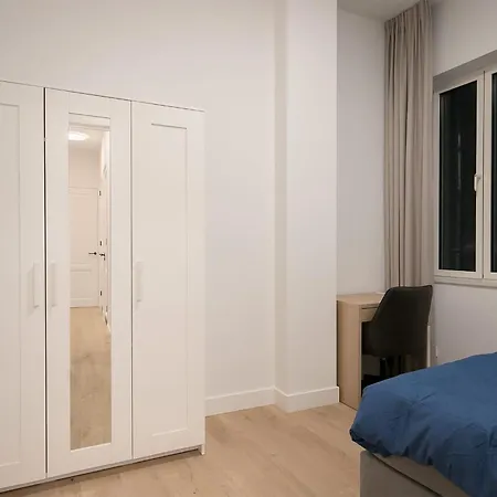 Modern 2 Bedroom In Center With Free Parking 아파트
