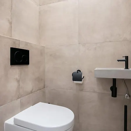 Modern 2 Bedroom In Center With Free Parking 아파트 *