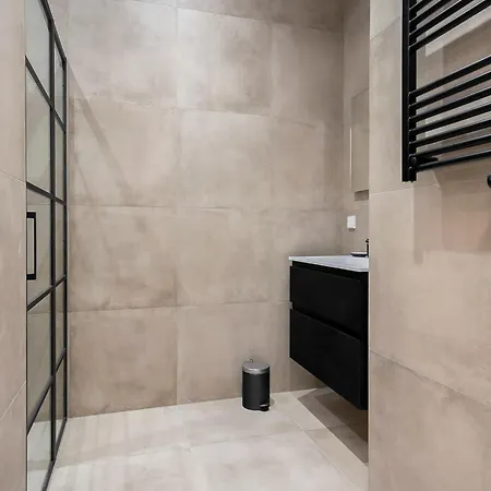 Modern 2 Bedroom In Center With Free Parking 아파트 *