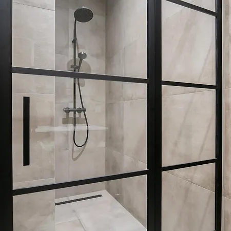 Modern 2 Bedroom In Center With Free Parking *
